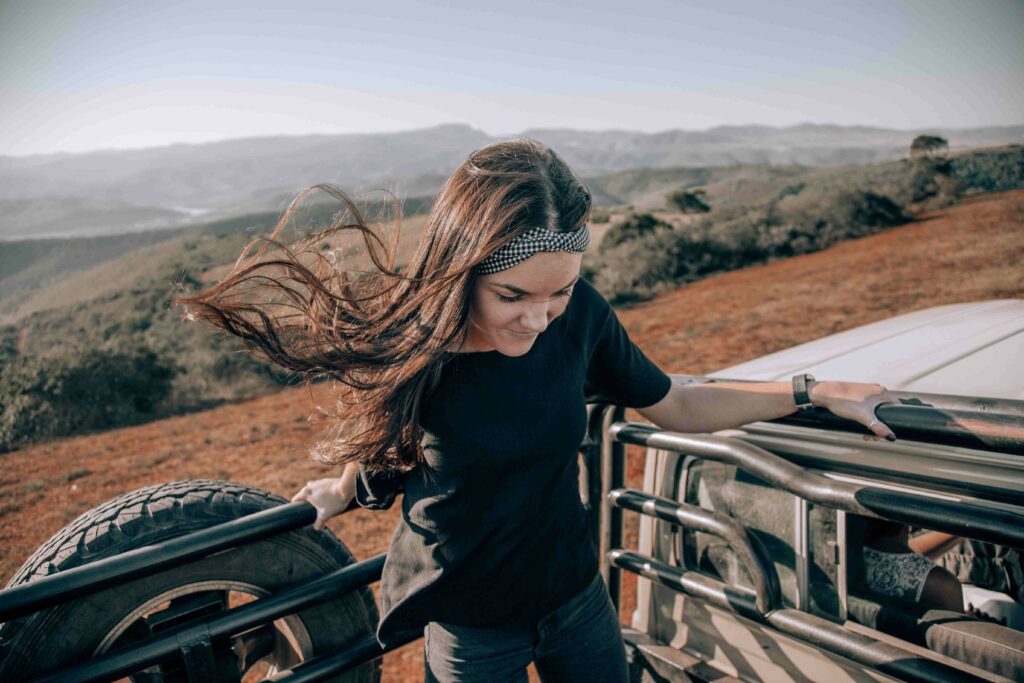 Une exploratrice qui voyage avec un bandeau noué dans ses cheveux